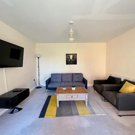 צ'אטהם Spacious 2-Bedroom House With Free Parking מראה חיצוני תמונה