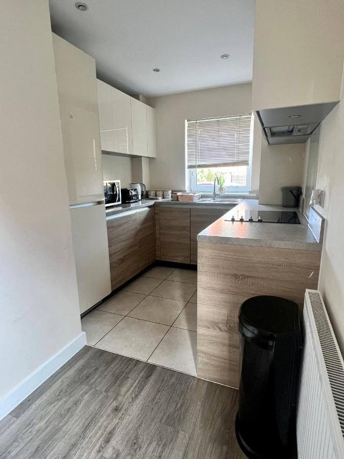 צ'אטהם Spacious 2-Bedroom House With Free Parking מראה חיצוני תמונה