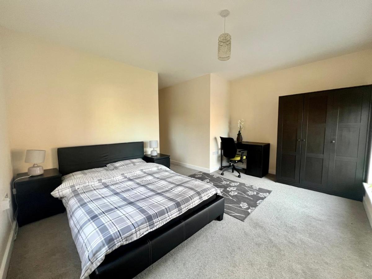 צ'אטהם Spacious 2-Bedroom House With Free Parking מראה חיצוני תמונה